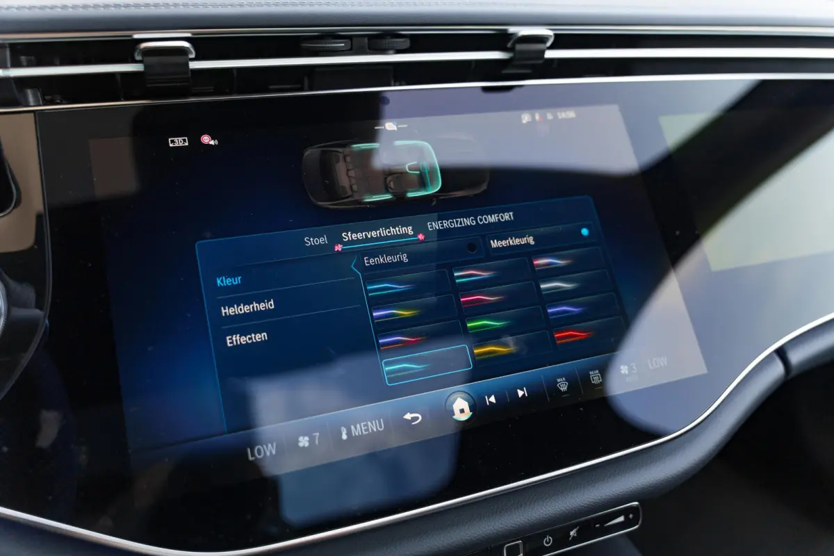 300e Sport Edition | Panoramaschuifdak | Premium plus | Superscreen | Nightpakket | Burmester | Stoelventilatie | Rijassistentiepakket Plus | Head-up display | DISTRONIC |