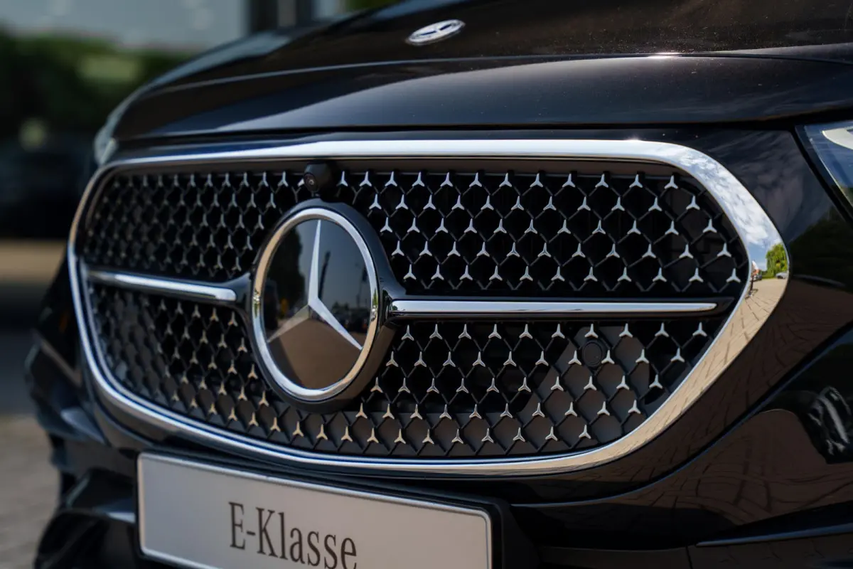 300e Sport Edition | Panoramaschuifdak | Premium plus | Superscreen | Nightpakket | Burmester | Stoelventilatie | Rijassistentiepakket Plus | Head-up display | DISTRONIC |