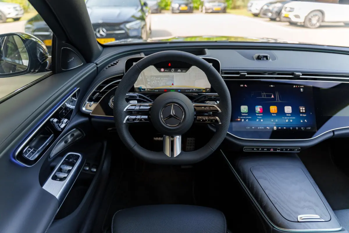 300e Sport Edition | Panoramaschuifdak | Premium plus | Superscreen | Nightpakket | Burmester | Stoelventilatie | Rijassistentiepakket Plus | Head-up display | DISTRONIC |