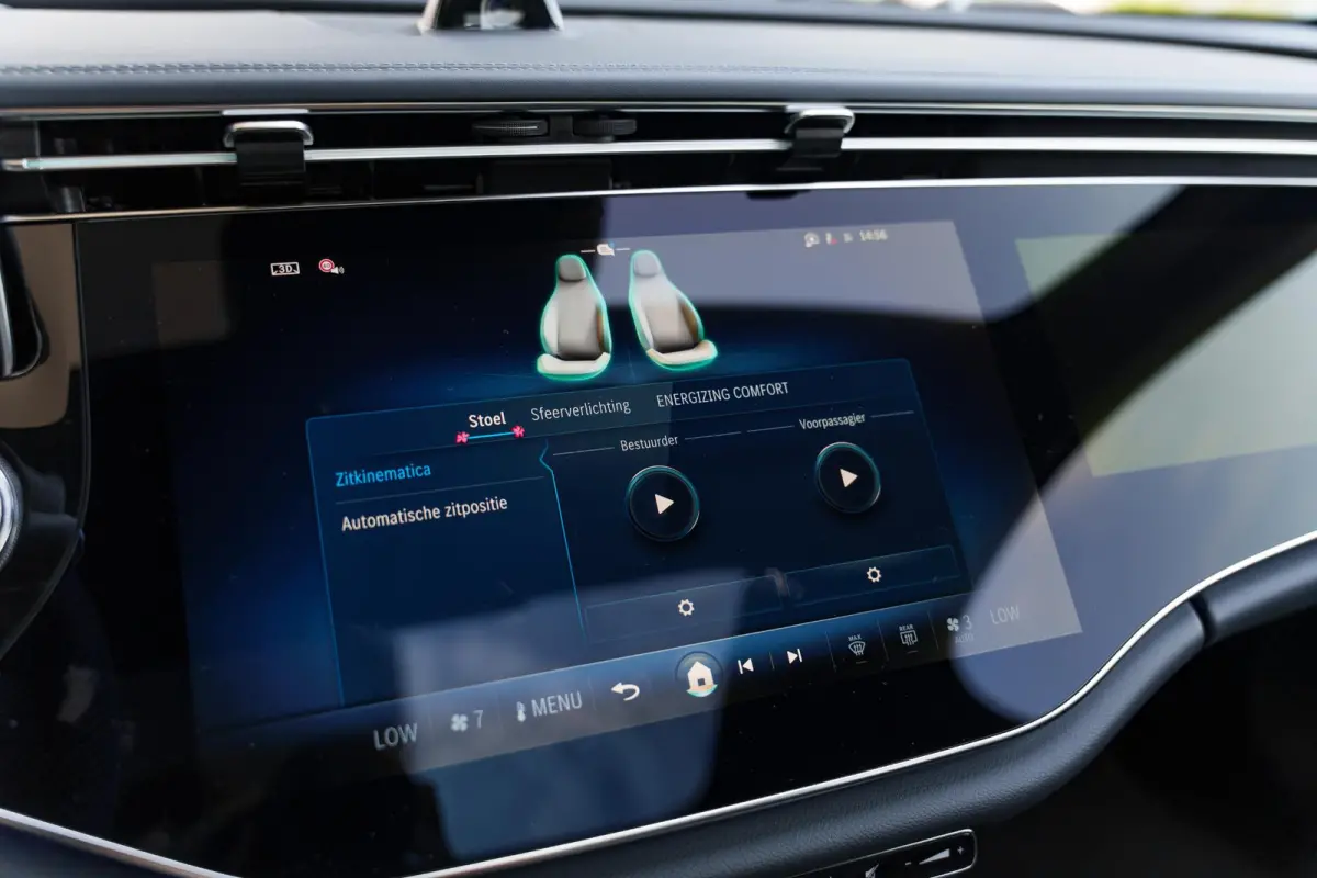 300e Sport Edition | Panoramaschuifdak | Premium plus | Superscreen | Nightpakket | Burmester | Stoelventilatie | Rijassistentiepakket Plus | Head-up display | DISTRONIC |