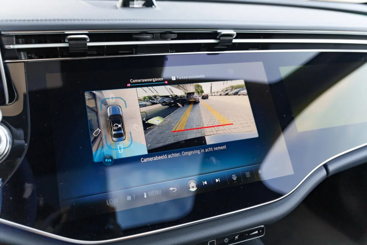 300e Sport Edition | Panoramaschuifdak | Premium plus | Superscreen | Nightpakket | Burmester | Stoelventilatie | Rijassistentiepakket Plus | Head-up display | DISTRONIC |