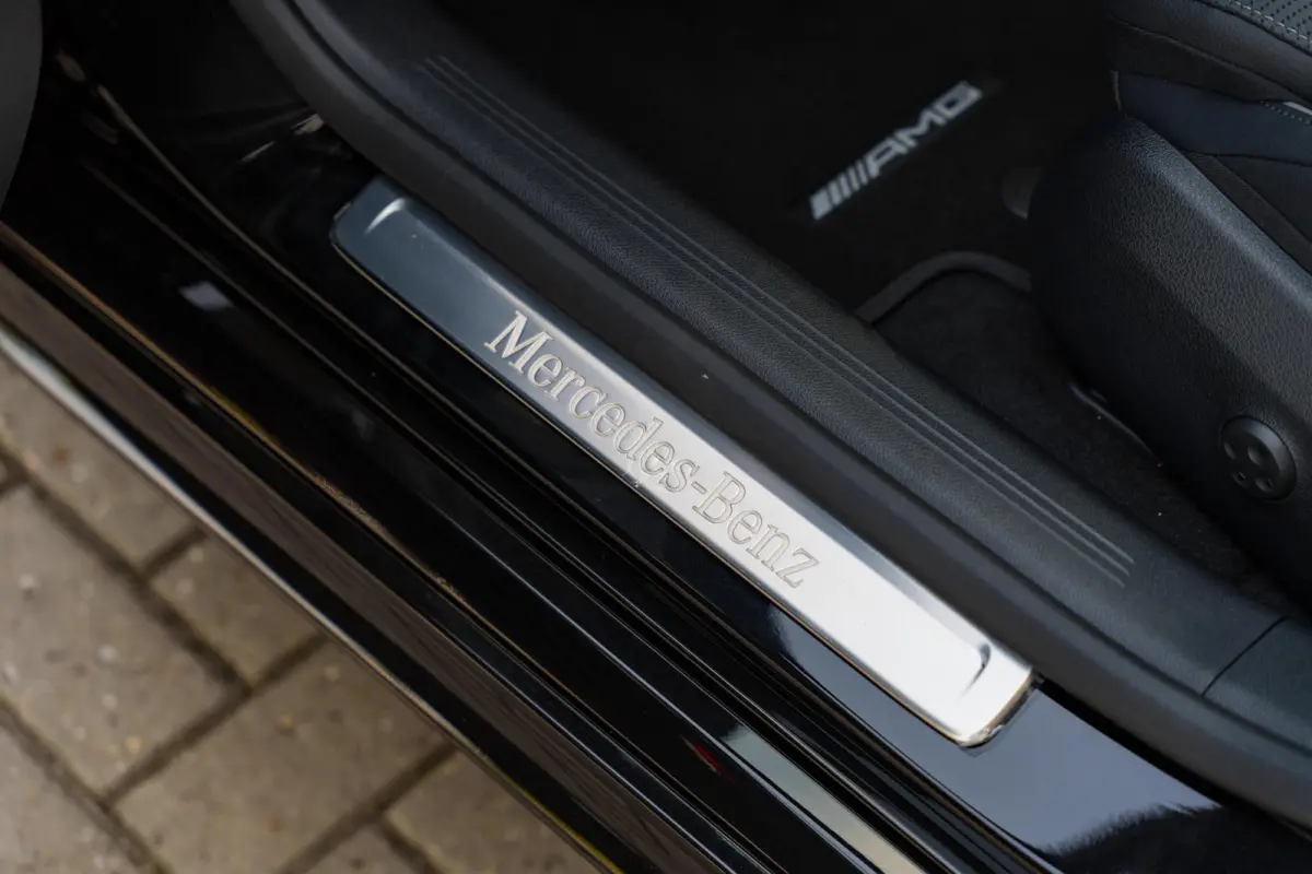 300e Sport Edition | Panoramaschuifdak | Premium plus | Superscreen | Nightpakket | Burmester | Stoelventilatie | Rijassistentiepakket Plus | Head-up display | DISTRONIC |