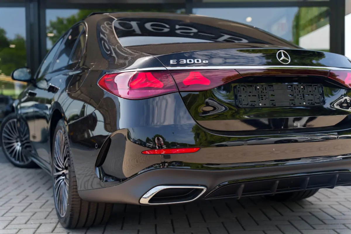 300e Sport Edition | Panoramaschuifdak | Premium plus | Superscreen | Nightpakket | Burmester | Stoelventilatie | Rijassistentiepakket Plus | Head-up display | DISTRONIC |