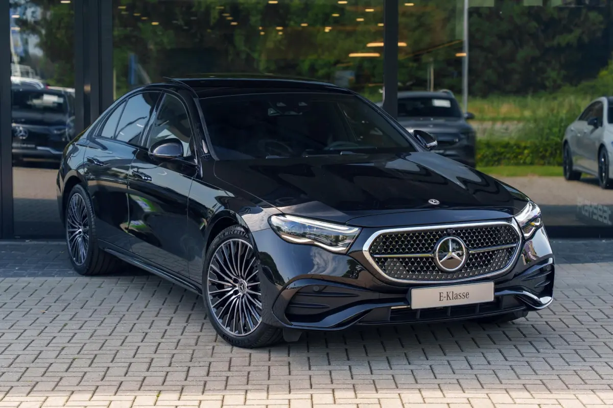 300e Sport Edition | Panoramaschuifdak | Premium plus | Superscreen | Nightpakket | Burmester | Stoelventilatie | Rijassistentiepakket Plus | Head-up display | DISTRONIC |