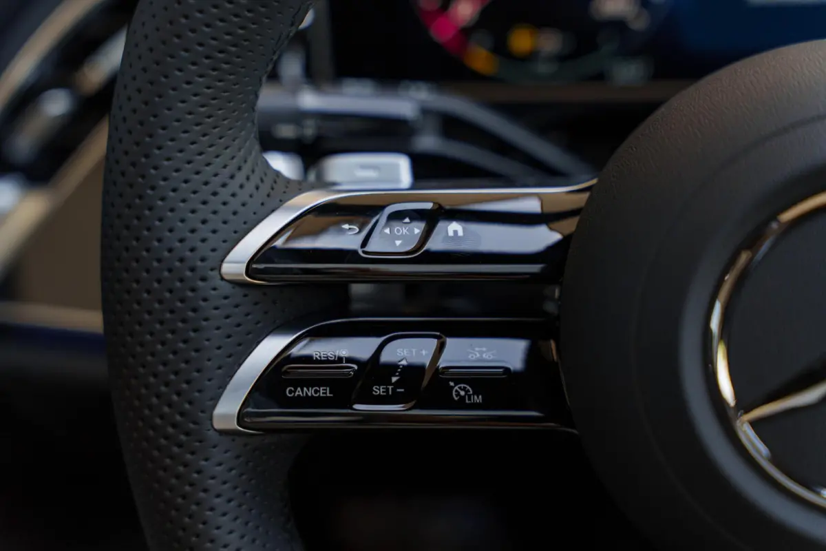 300e Sport Edition | Panoramaschuifdak | Premium plus | Superscreen | Nightpakket | Burmester | Stoelventilatie | Rijassistentiepakket Plus | Head-up display | DISTRONIC |