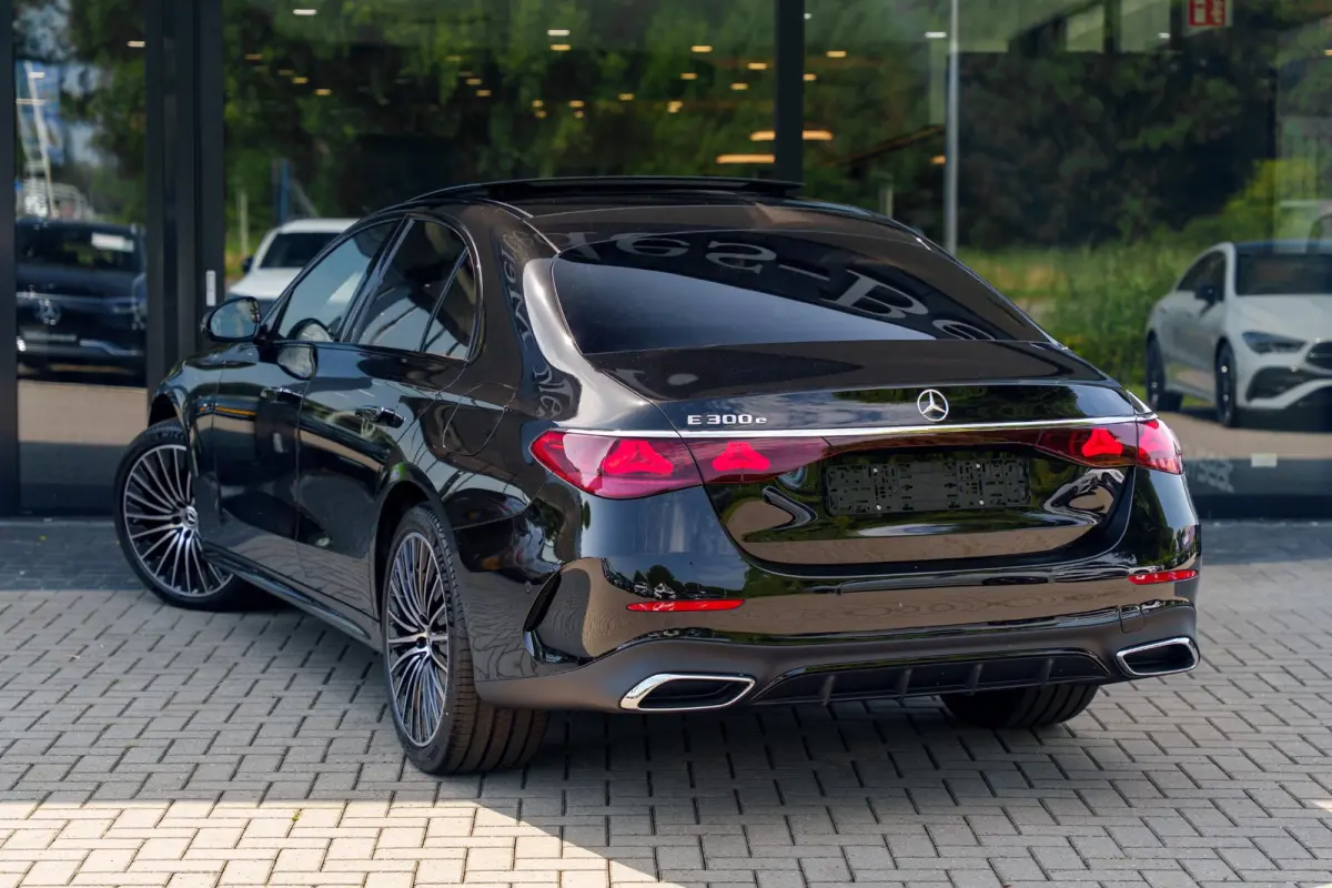 300e Sport Edition | Panoramaschuifdak | Premium plus | Superscreen | Nightpakket | Burmester | Stoelventilatie | Rijassistentiepakket Plus | Head-up display | DISTRONIC |