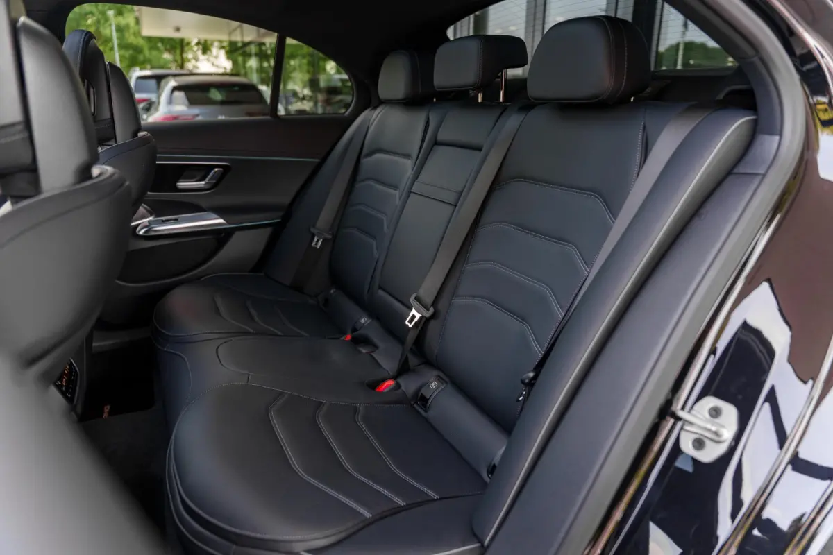 300e Sport Edition | Panoramaschuifdak | Premium plus | Superscreen | Nightpakket | Burmester | Stoelventilatie | Rijassistentiepakket Plus | Head-up display | DISTRONIC |