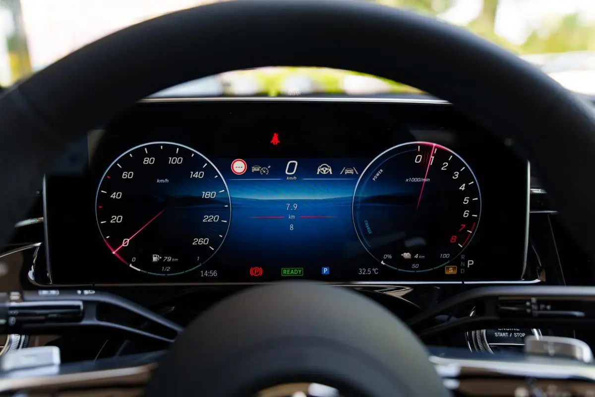 300e Sport Edition | Panoramaschuifdak | Premium plus | Superscreen | Nightpakket | Burmester | Stoelventilatie | Rijassistentiepakket Plus | Head-up display | DISTRONIC |