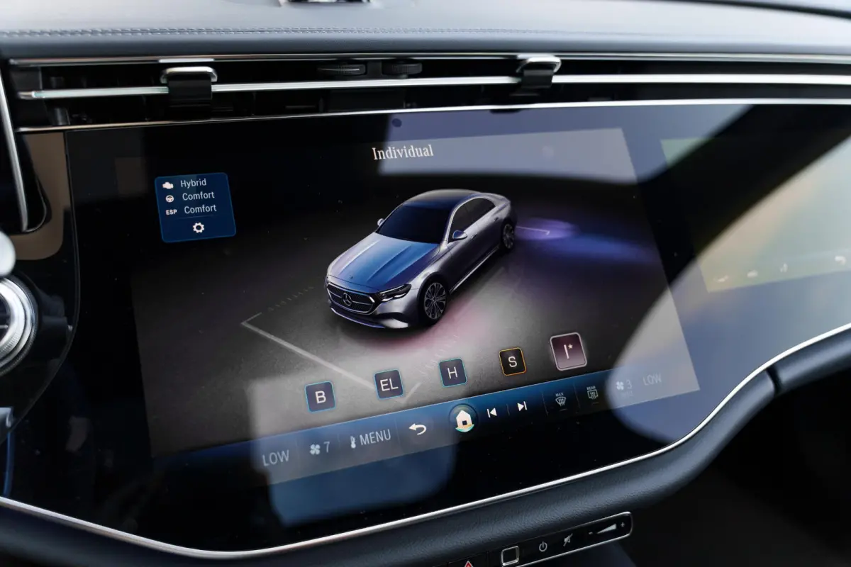 300e Sport Edition | Panoramaschuifdak | Premium plus | Superscreen | Nightpakket | Burmester | Stoelventilatie | Rijassistentiepakket Plus | Head-up display | DISTRONIC |