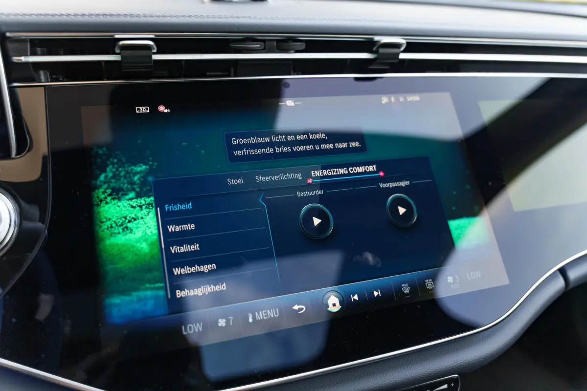 300e Sport Edition | Panoramaschuifdak | Premium plus | Superscreen | Nightpakket | Burmester | Stoelventilatie | Rijassistentiepakket Plus | Head-up display | DISTRONIC |
