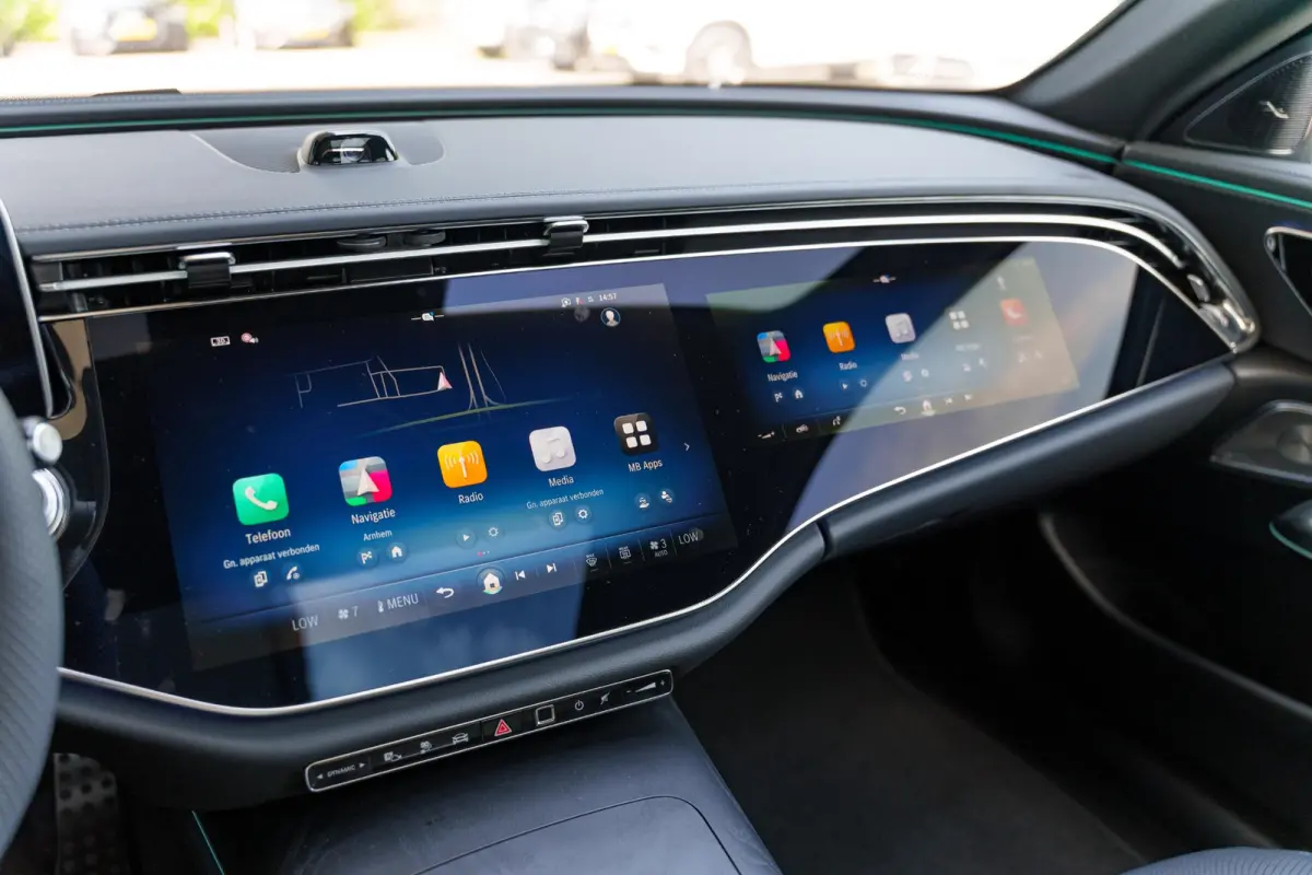 300e Sport Edition | Panoramaschuifdak | Premium plus | Superscreen | Nightpakket | Burmester | Stoelventilatie | Rijassistentiepakket Plus | Head-up display | DISTRONIC |