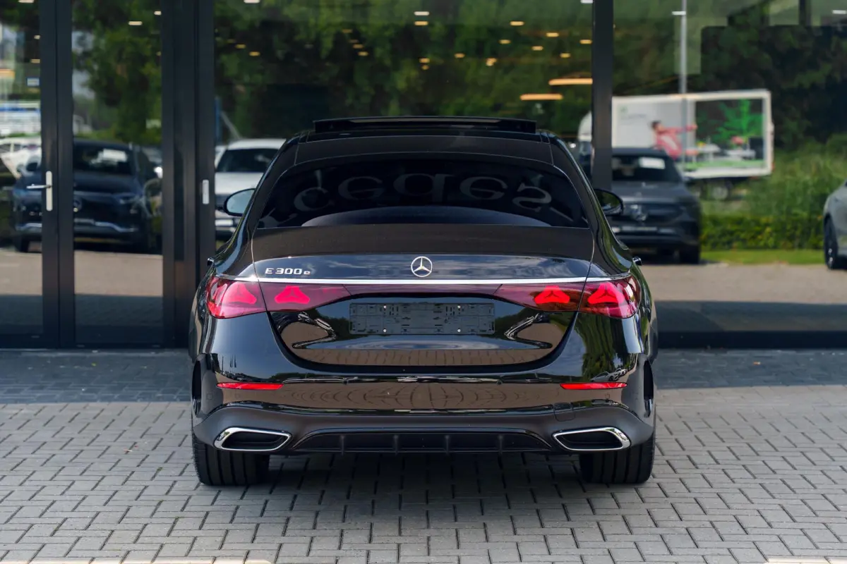 300e Sport Edition | Panoramaschuifdak | Premium plus | Superscreen | Nightpakket | Burmester | Stoelventilatie | Rijassistentiepakket Plus | Head-up display | DISTRONIC |