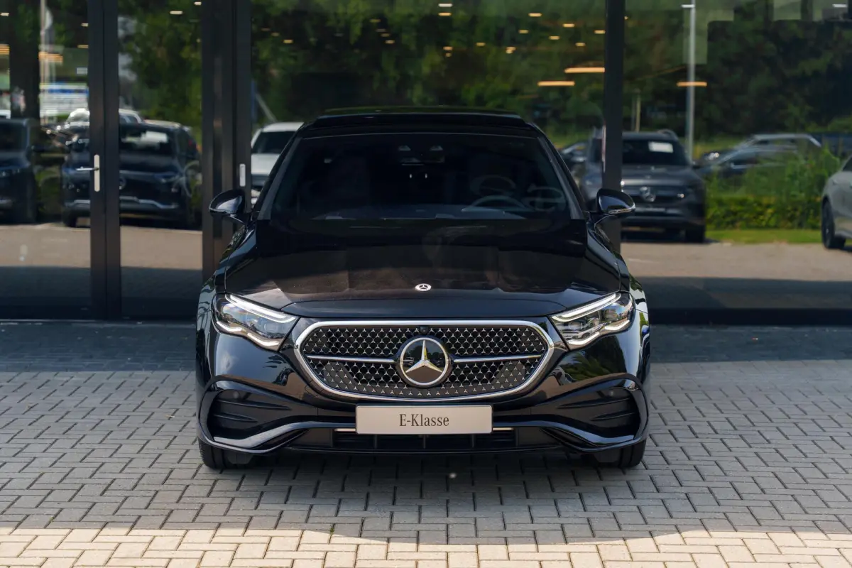 300e Sport Edition | Panoramaschuifdak | Premium plus | Superscreen | Nightpakket | Burmester | Stoelventilatie | Rijassistentiepakket Plus | Head-up display | DISTRONIC |