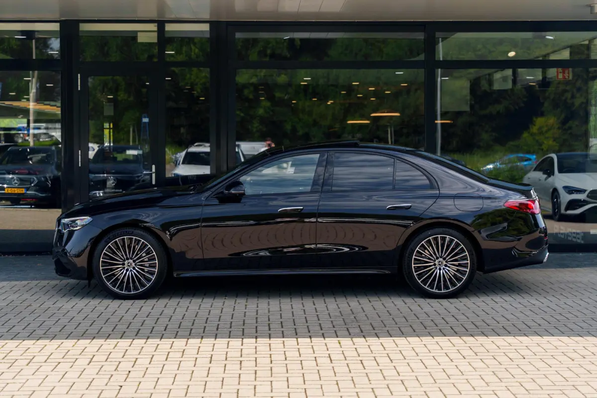 300e Sport Edition | Panoramaschuifdak | Premium plus | Superscreen | Nightpakket | Burmester | Stoelventilatie | Rijassistentiepakket Plus | Head-up display | DISTRONIC |