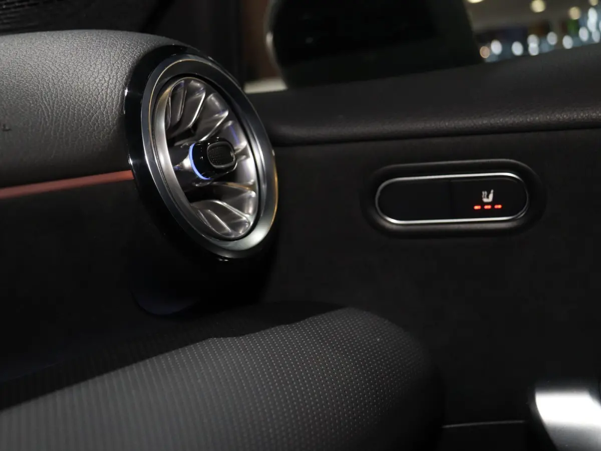 250e Business Solution AMG | Panoramaschuifdak | Stoelverwarming | Achteruitrijcamera |  MULTIBEAM LED | 19"inch AMG velgen |