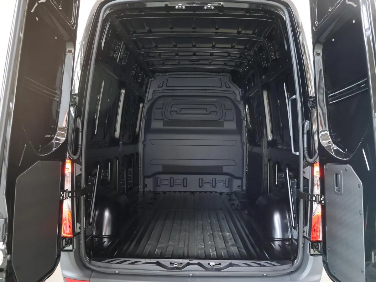 315 CDI L2 H2 RWD Aut | PRO | BPM VRIJ! | ACHTERUITRIJCAMERA | 3500 KG AHW | DODEHOEKASSISTENT | AIRCO | CRUISE | CARPLAY | ANDROID AUTO | METALLIC | 3-ZITS | MBUX SYSTEEM GROOT