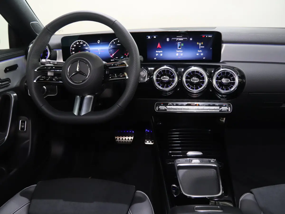 180 Business Solution AMG | AMG Line Plus | Nightpakket | Head-up display | 360° camera | Dodehoekassistent | 19 inch AMG Velgen |