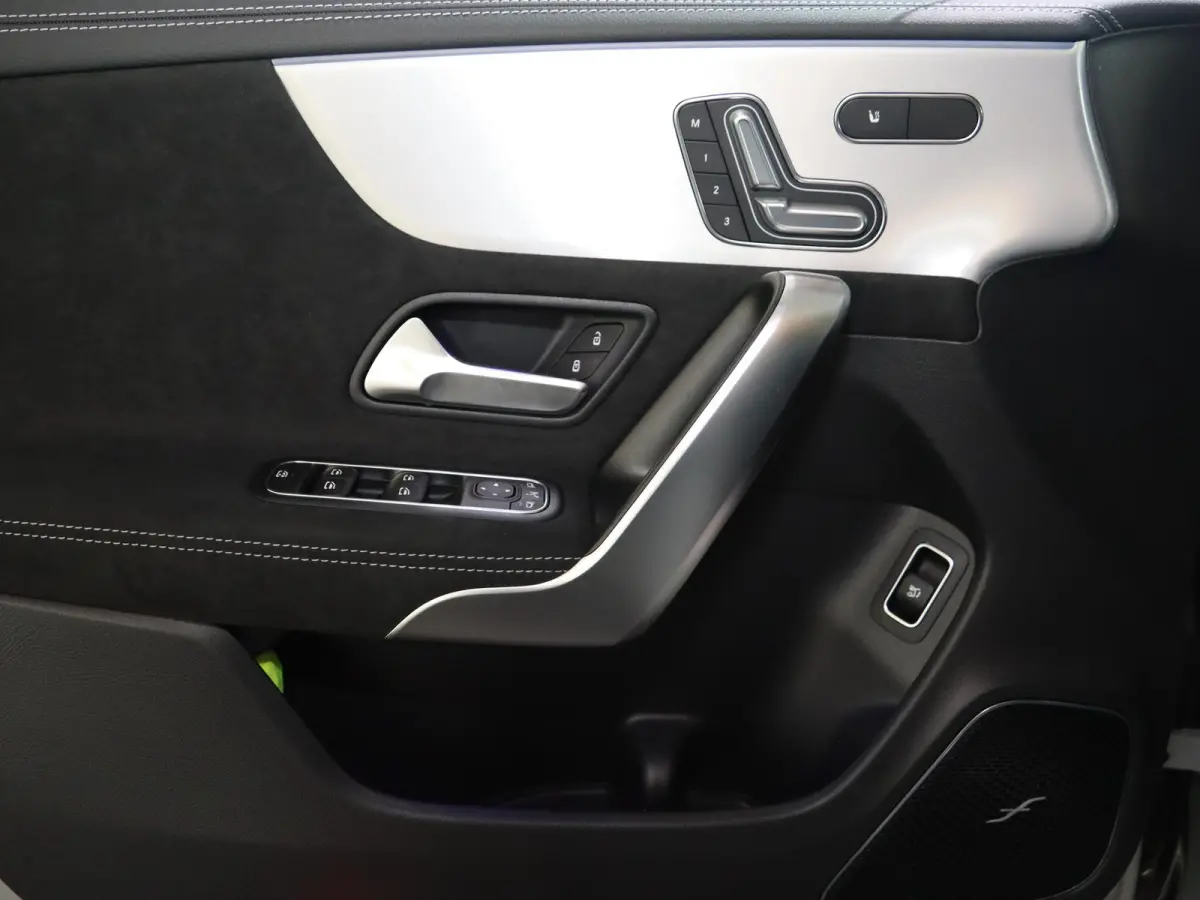 180 Business Solution AMG | AMG Line Plus | Nightpakket | Head-up display | 360° camera | Dodehoekassistent | 19 inch AMG Velgen |