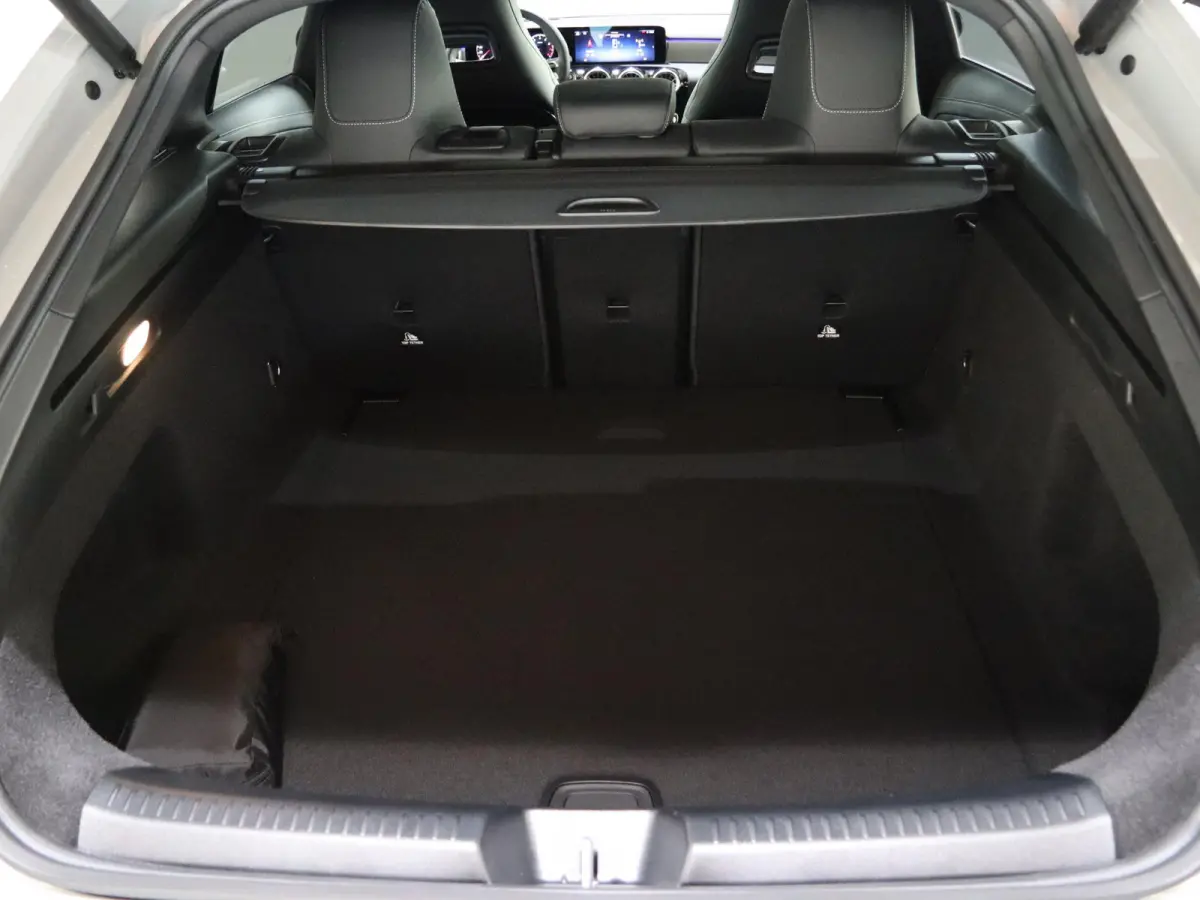 180 Business Solution AMG | AMG Line Plus | Nightpakket | Head-up display | 360° camera | Dodehoekassistent | 19 inch AMG Velgen |