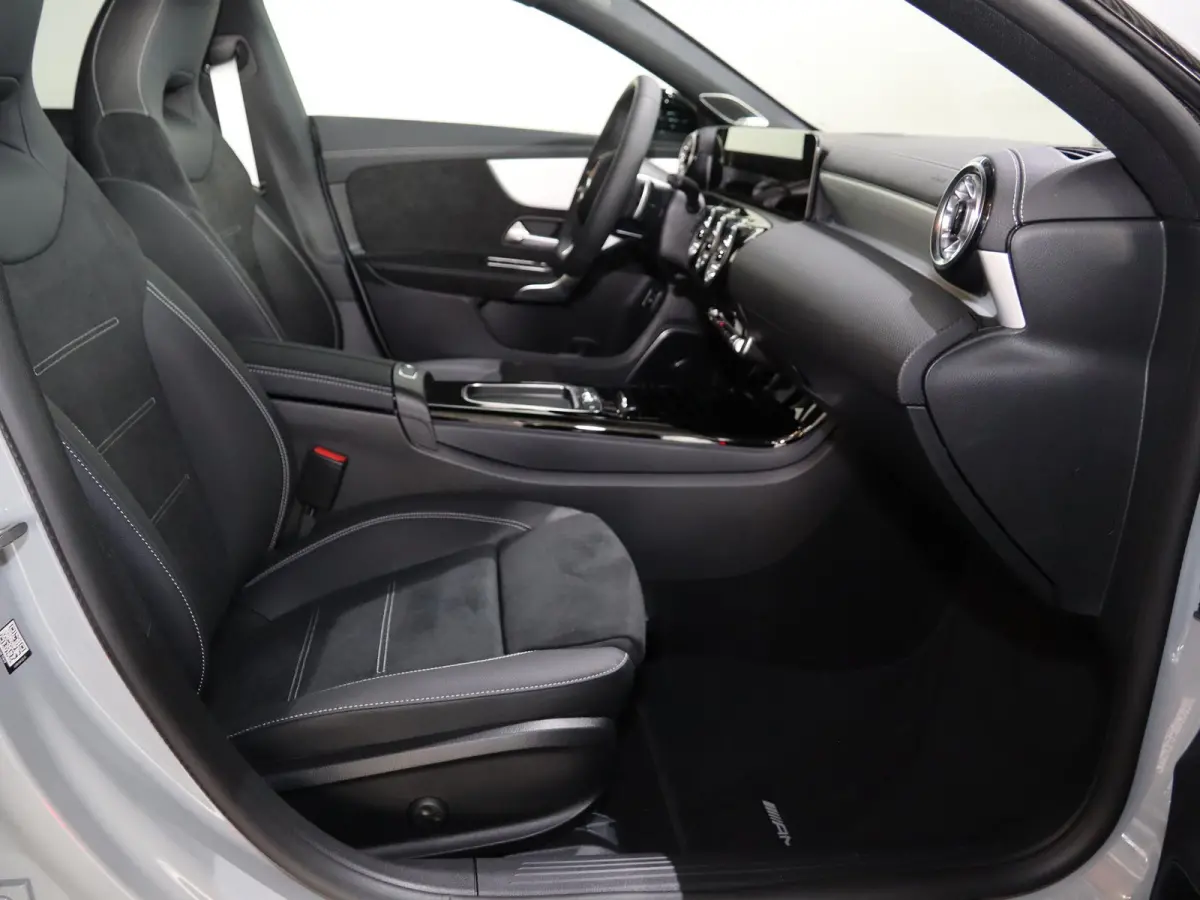 180 Business Solution AMG | AMG Line Plus | Nightpakket | Head-up display | 360° camera | Dodehoekassistent | 19 inch AMG Velgen |