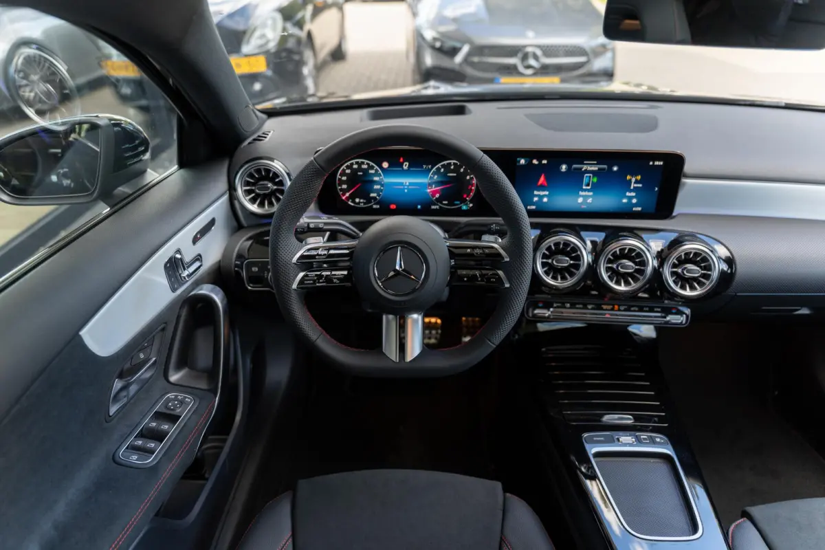 180 Business Solution AMG | Panoramaschuifdak | Premium Plus | Nightpakket | 19"Multispaak AMG velgen | Stoelverwarming |  360° camera | Head-up display |