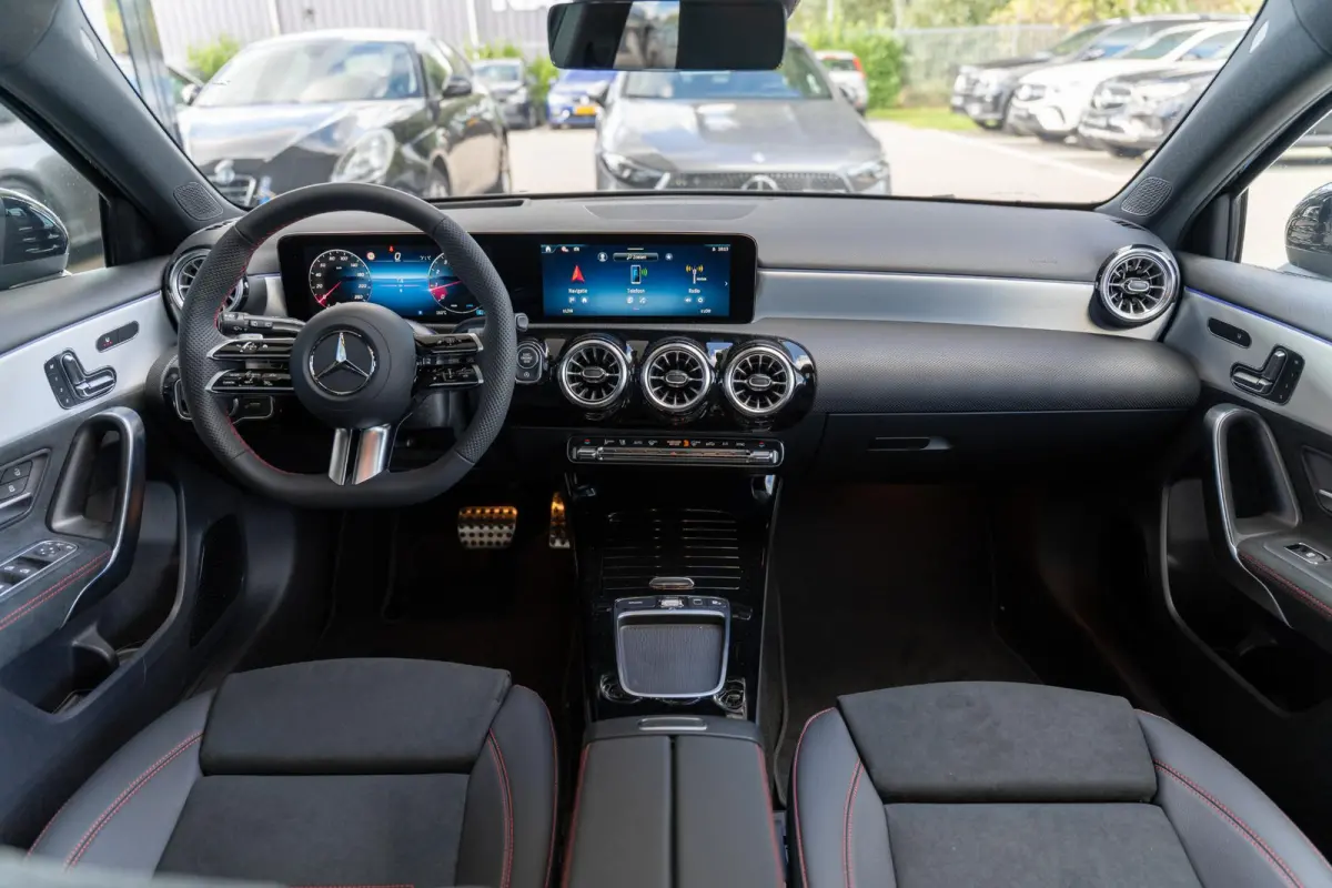 180 Business Solution AMG | Panoramaschuifdak | Premium Plus | Nightpakket | 19"Multispaak AMG velgen | Stoelverwarming |  360° camera | Head-up display |