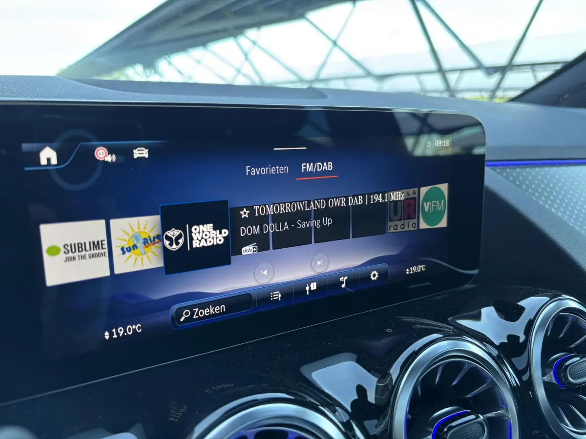 250+ Business Solution 71 kWh | Panoramadak | Dodehoekassistent | Parkeercamera | Sfeerverlichting | Apple carplay |