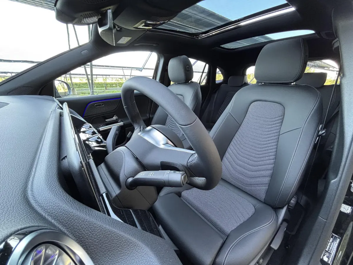 250+ Business Solution 71 kWh | Panoramadak | Dodehoekassistent | Parkeercamera | Sfeerverlichting | Apple carplay |