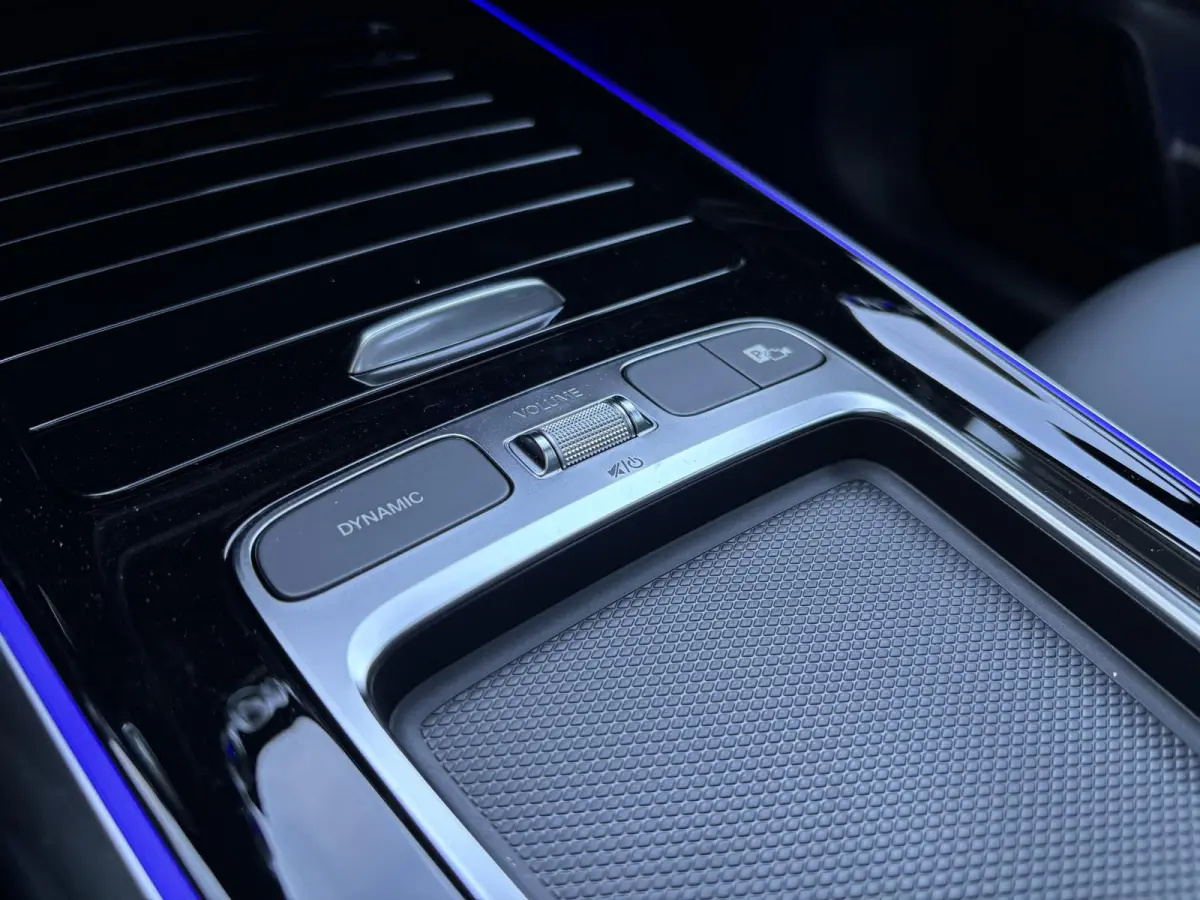 250+ Business Solution 71 kWh | Panoramadak | Dodehoekassistent | Parkeercamera | Sfeerverlichting | Apple carplay |