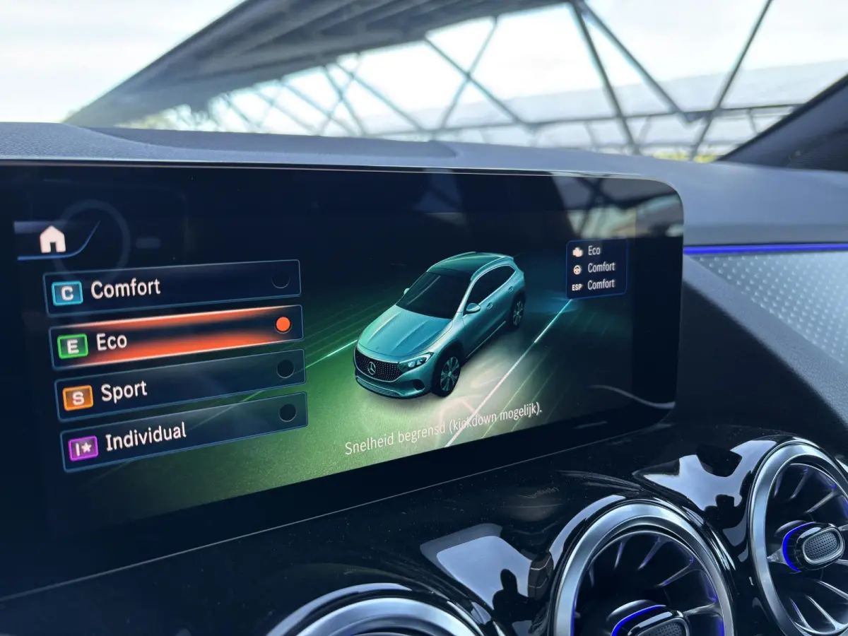 250+ Business Solution 71 kWh | Panoramadak | Dodehoekassistent | Parkeercamera | Sfeerverlichting | Apple carplay |
