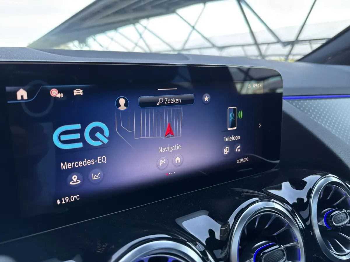 250+ Business Solution 71 kWh | Panoramadak | Dodehoekassistent | Parkeercamera | Sfeerverlichting | Apple carplay |