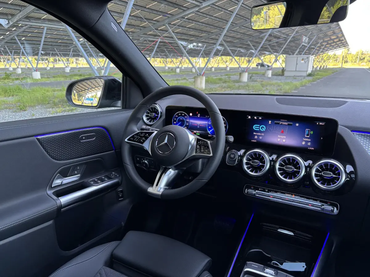 250+ Business Solution 71 kWh | Panoramadak | Dodehoekassistent | Parkeercamera | Sfeerverlichting | Apple carplay |