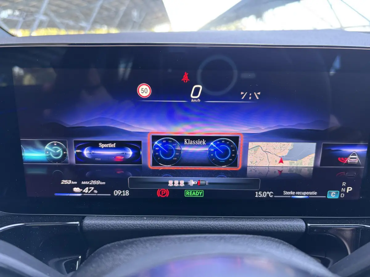 250+ Business Solution 71 kWh | Panoramadak | Dodehoekassistent | Parkeercamera | Sfeerverlichting | Apple carplay |