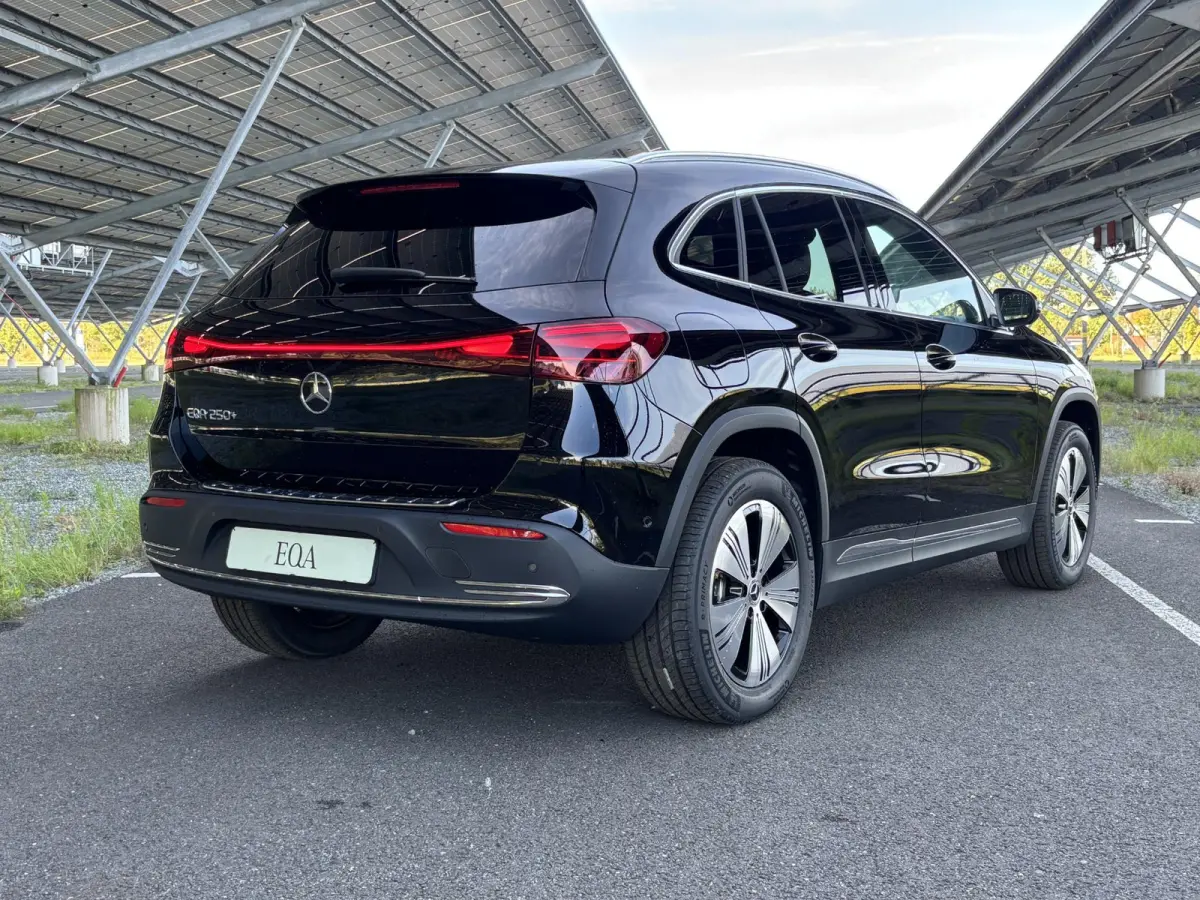 250+ Business Solution 71 kWh | Panoramadak | Dodehoekassistent | Parkeercamera | Sfeerverlichting | Apple carplay |