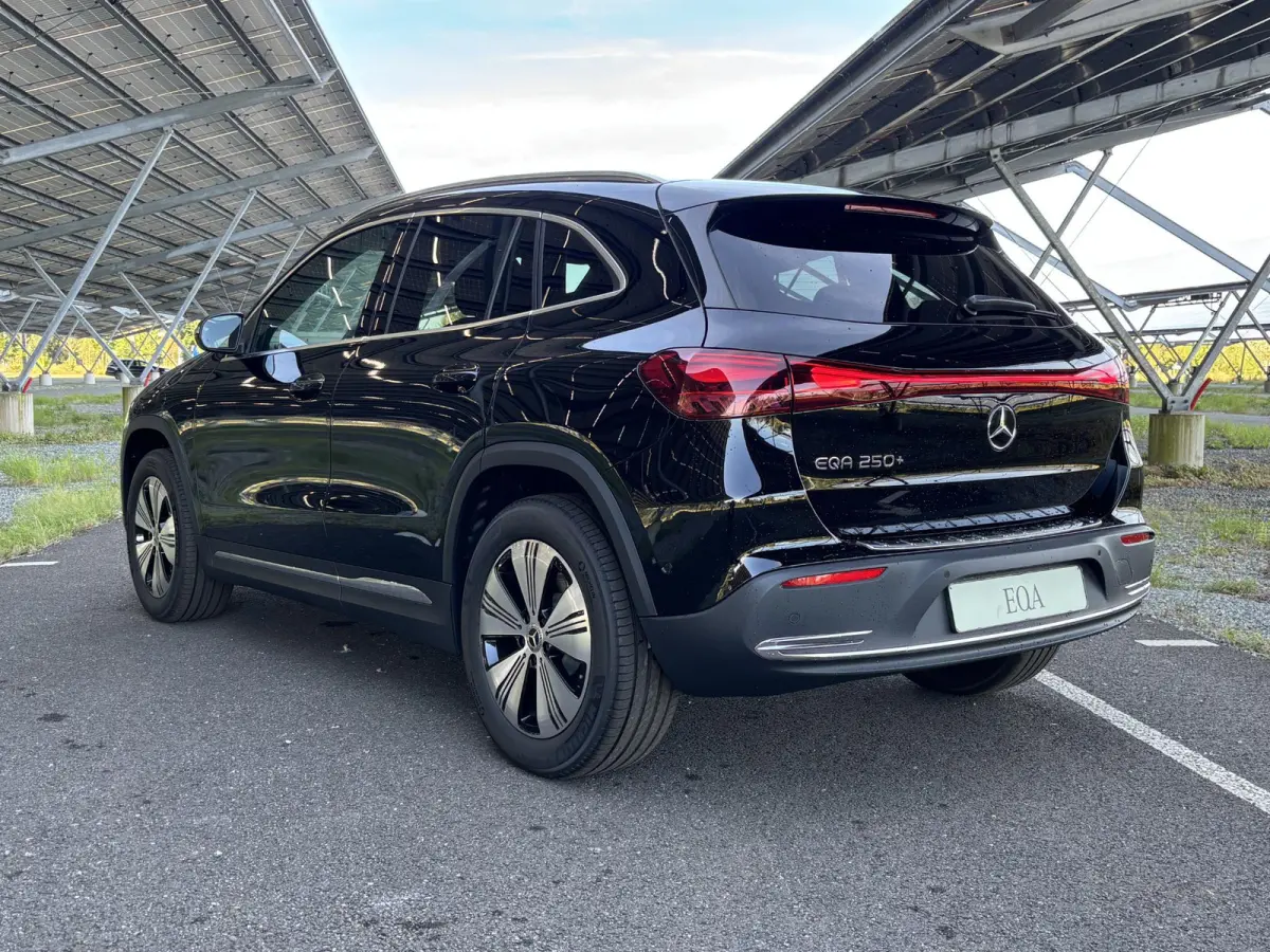 250+ Business Solution 71 kWh | Panoramadak | Dodehoekassistent | Parkeercamera | Sfeerverlichting | Apple carplay |