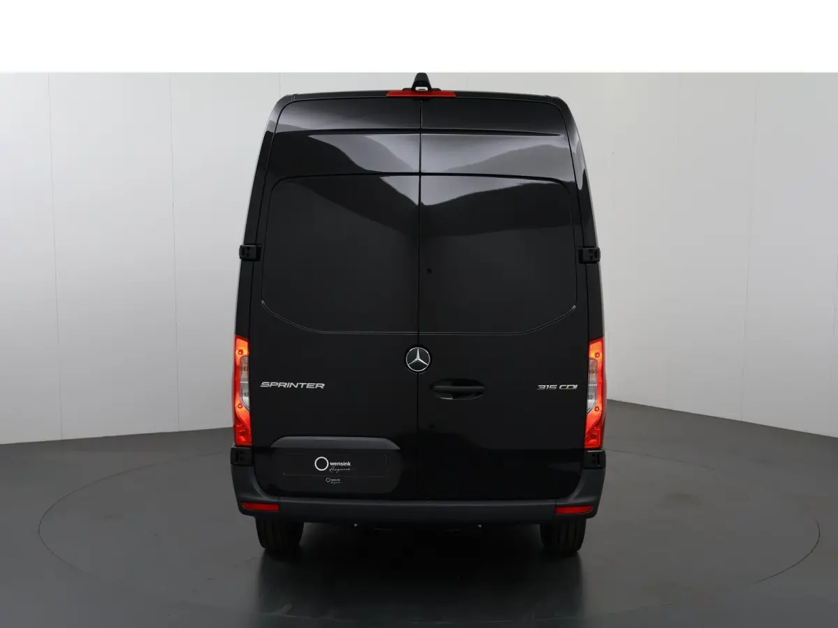 315 CDI | L2 H2 | RWD | Aut. | PRO | BPM VRIJ! | ACHTERUITRIJCAMERA | 3500 KG AHW | DODEHOEKASSISTENT | AIRCO | CRUISE | CARPLAY | ANDROID AUTO | METALLIC | 3-ZITS | MBUX SYSTEEM GROOT