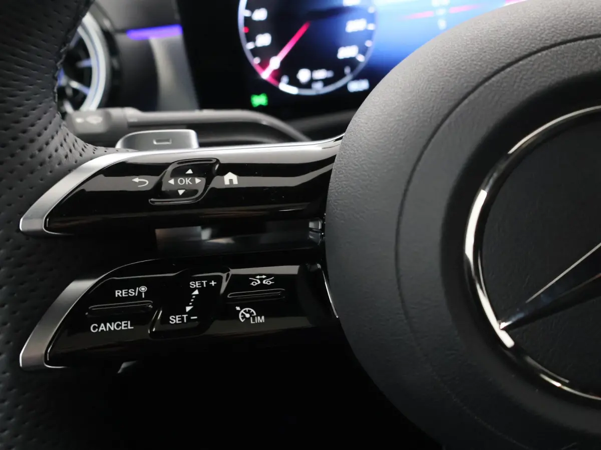 180 Business Solution AMG | Panoramaschuifdak | AMG Line Plus | Night pakket | Head-up display | 360° camera | 19"AMG velgen |