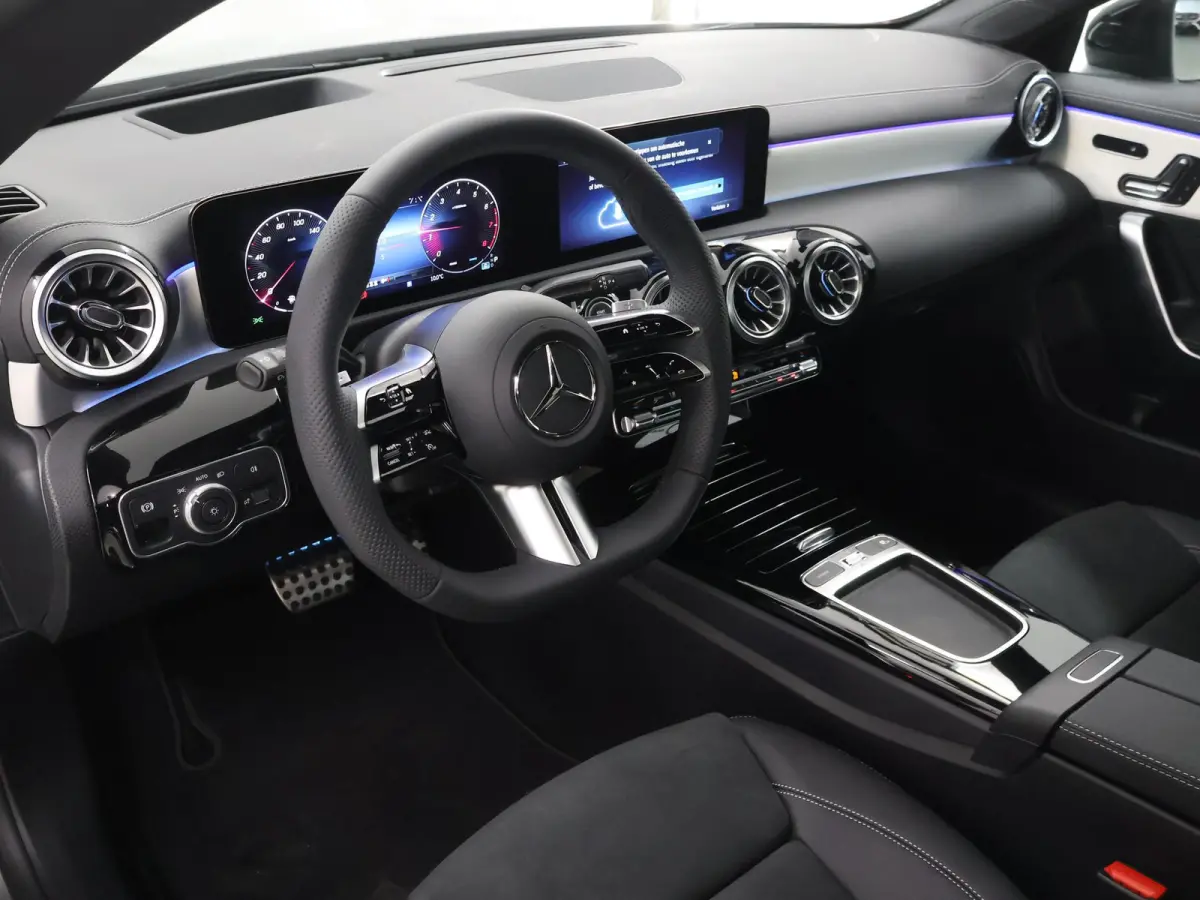 180 Business Solution AMG | Panoramaschuifdak | AMG Line Plus | Night pakket | Head-up display | 360° camera | 19"AMG velgen |