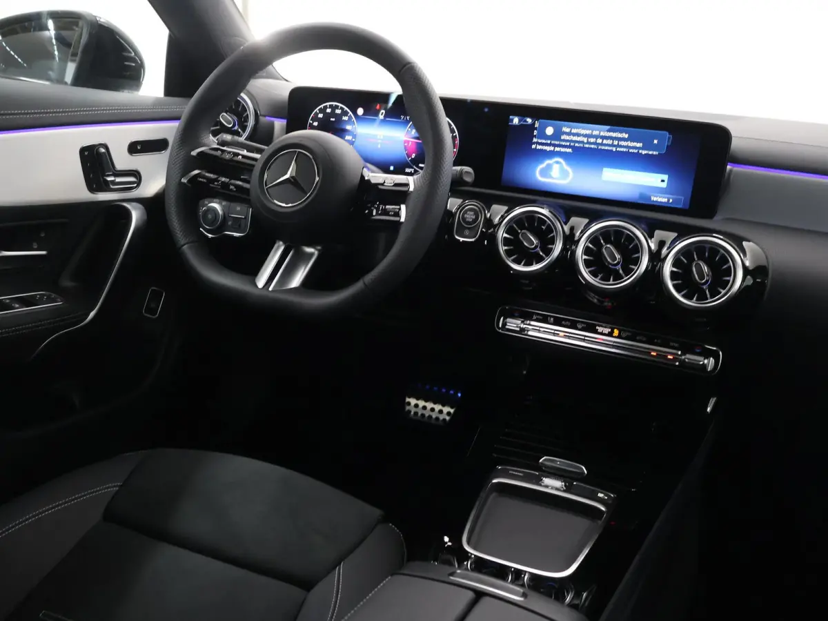 180 Business Solution AMG | Panoramaschuifdak | AMG Line Plus | Night pakket | Head-up display | 360° camera | 19"AMG velgen |