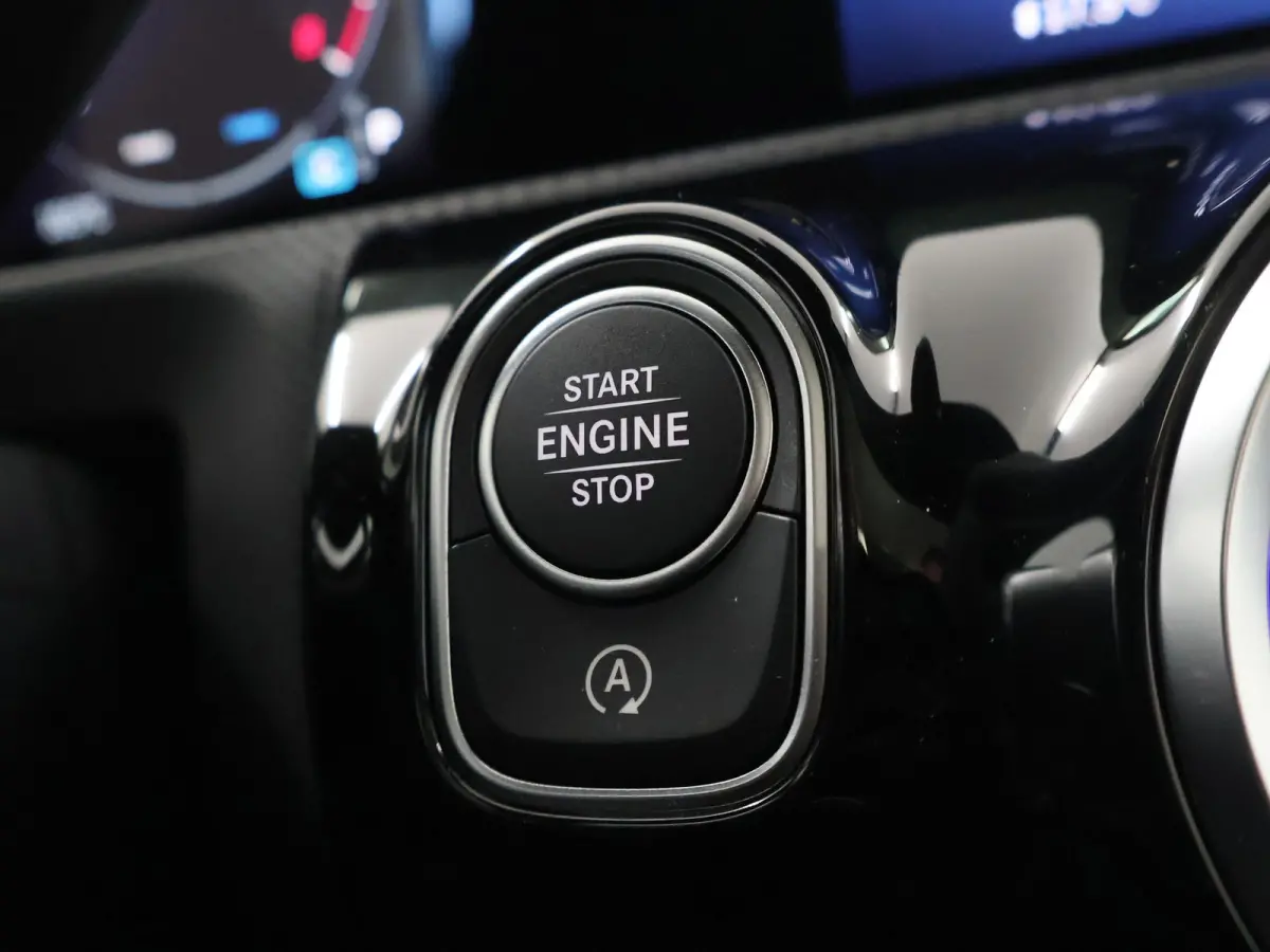 180 Business Solution AMG | Panoramaschuifdak | AMG Line Plus | Night pakket | Head-up display | 360° camera | 19"AMG velgen |