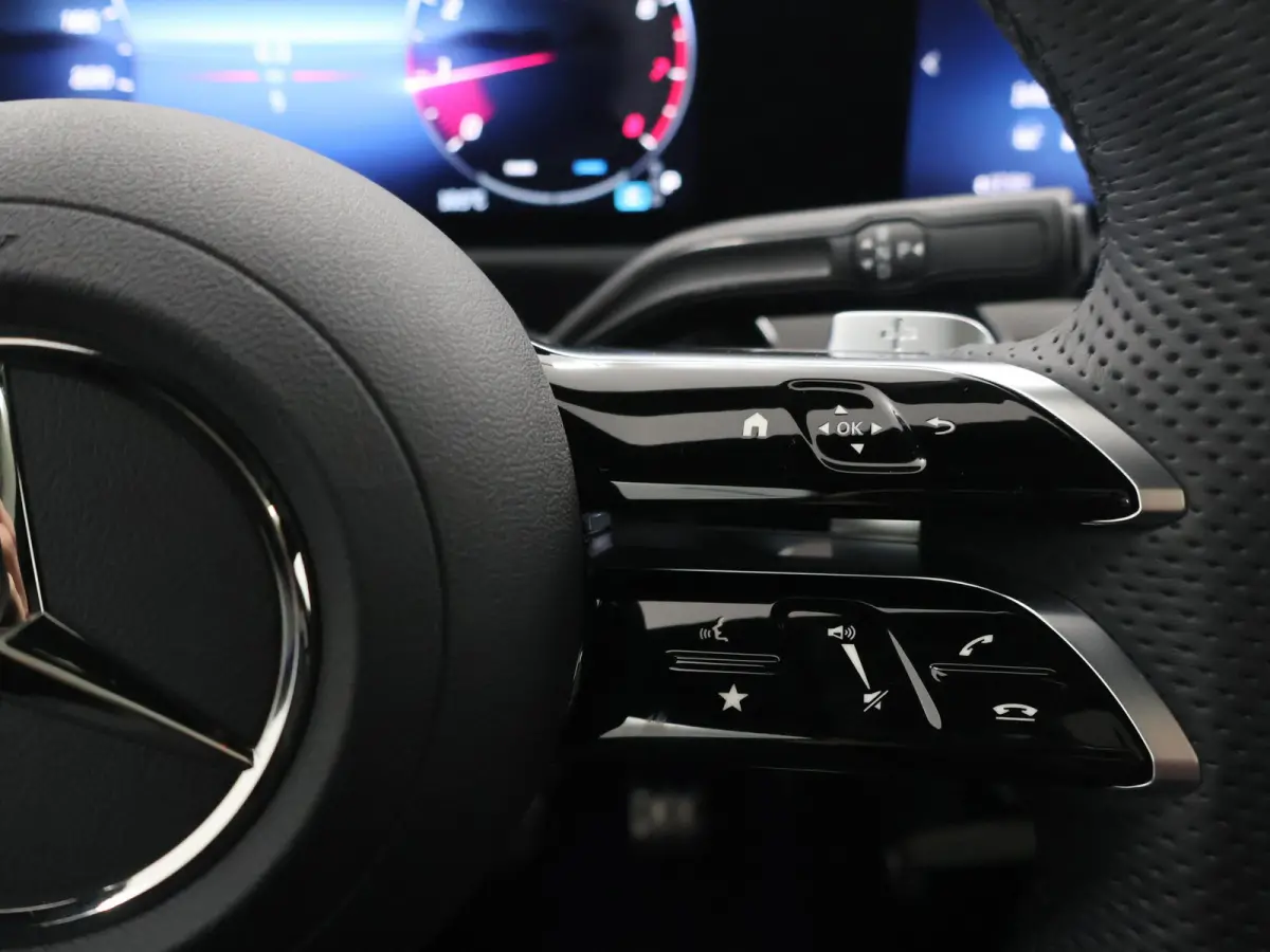 180 Business Solution AMG | Panoramaschuifdak | AMG Line Plus | Night pakket | Head-up display | 360° camera | 19"AMG velgen |