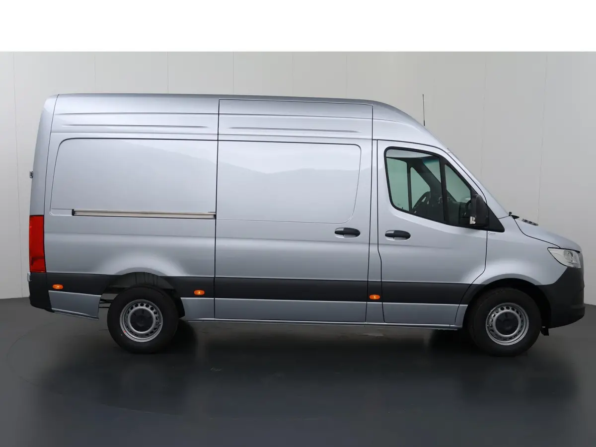 317 CDI L2 H2 RWD PRO | Smartphone integratie pakket | 10.25" MBUX Systeem | Achteruitrijcamera | 3500 KG Trekgewicht |