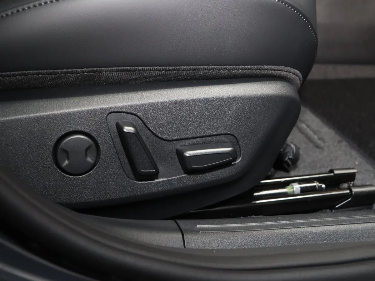 GT-Line Business Edition 81.4 kWh | Adaptieve cruise control | Stoel- en stuurwielverwarming | Achteruitrijcamera | 19" LM velgen GT-Line | LED-koplampen |