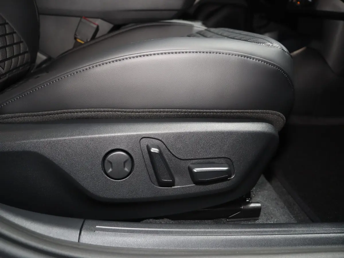 GT-Line Business Edition 81.4 kWh | Adaptieve cruise control | Stoel- en stuurwielverwarming | Achteruitrijcamera | 19" LM velgen GT-Line | LED-koplampen |
