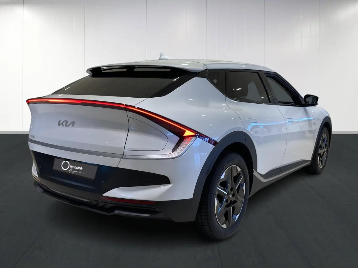 Light Edition 63 kWh | Stoelverwarming | Adaptieve cruise control | Parkeersensoren | Stuurwiel verwarmd |