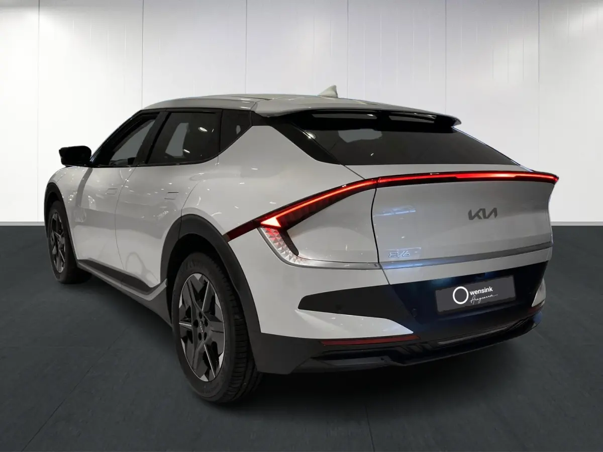 Light Edition 63 kWh | Stoelverwarming | Adaptieve cruise control | Parkeersensoren | Stuurwiel verwarmd |