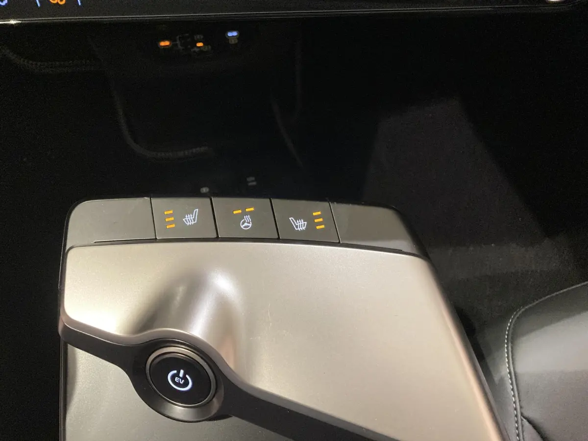 Light Edition 63 kWh | Stoelverwarming | Adaptieve cruise control | Parkeersensoren | Stuurwiel verwarmd |