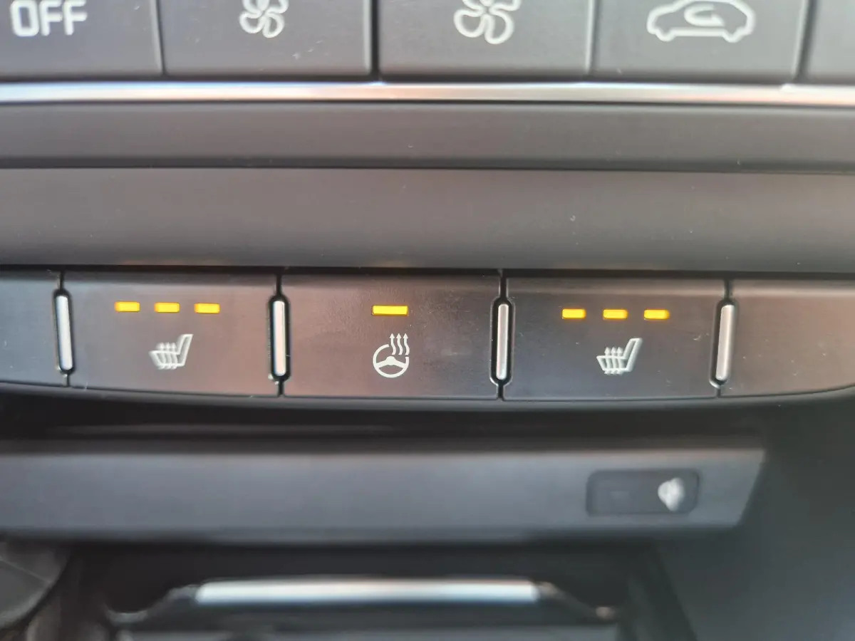 1.5 T-GDi GT-PlusLine | Panoramaschuifdak | Stoelverwarming | LED-koplampen | Dodehoekassistentie  | Achteruitrijcamera | Privacy glass | Stuurwielverwarming |