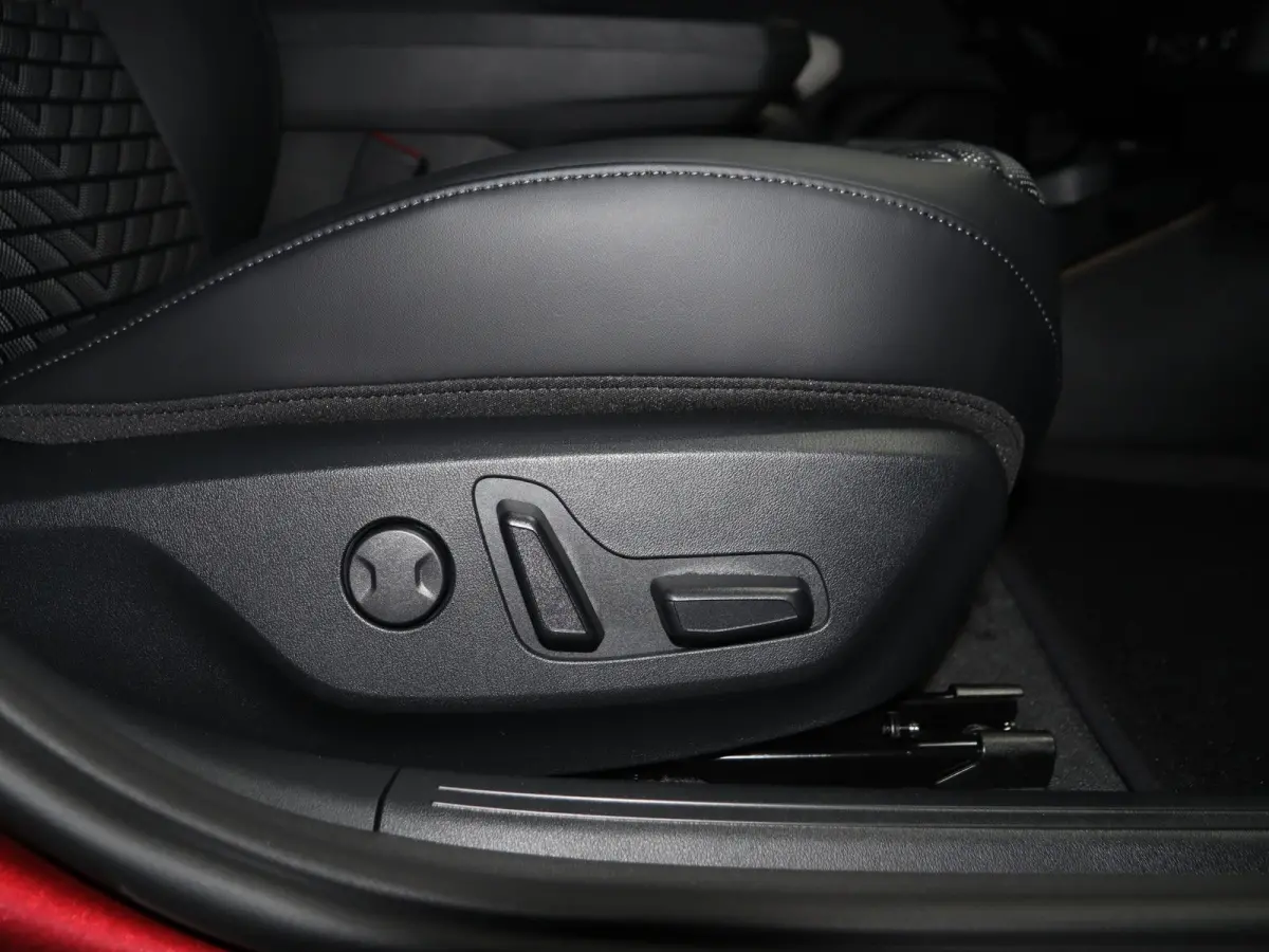 GT-Line Business Edition 81.4 kWh | Adaptieve cruise control | Stoel- en stuurwielverwarming | Achteruitrijcamera | 19" LM velgen GT-Line | LED-koplampen |