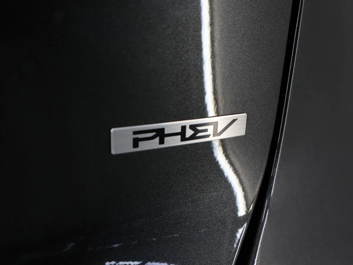 1.6 GDi PHEV DynamicPlusLine Edition | 18” lichtmetalen velgen | Elektrisch verstelbare bestuurdersstoel | Stoel/Stuurwielverwarming | LED Koplampen | Elektrisch bedienbare achterklep |